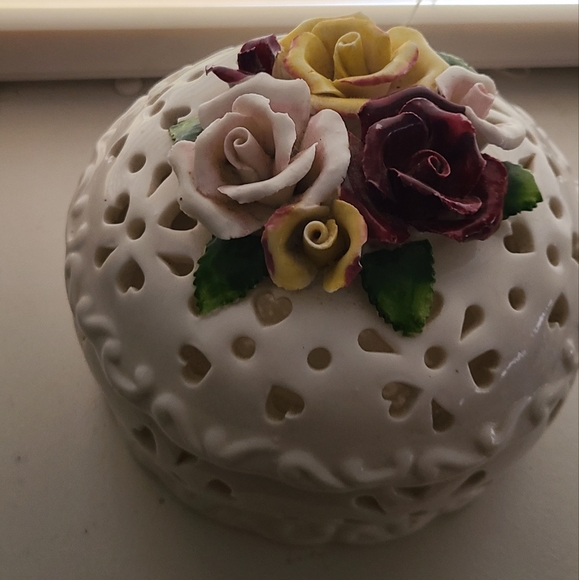 Porcelain potpourri box - Picture 2 of 6